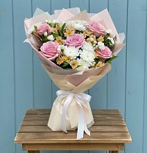 Букет цветов из:  Гвоздики, Орхидеи и Розы в Хлопово