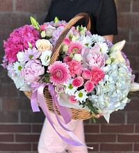 Цветочная композиция из Розы, Хризантемы, Пионы и Лизиантусы в корзине в Хлопово