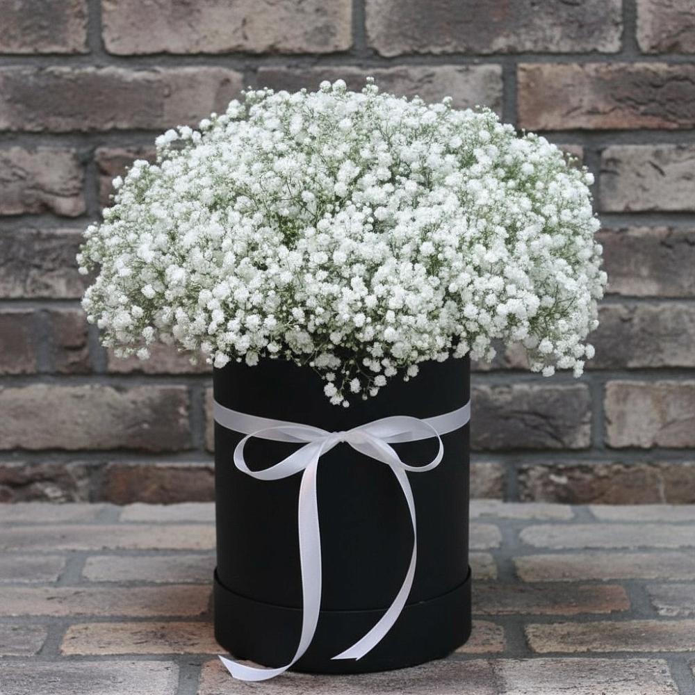 Цветочная композиция из Гипсофила в шляпной коробке в Хлопово