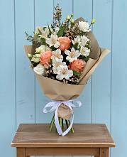 Букет цветов из:  Альстромерии, Лизиантусы, Розы и Хризантемы в Хлопово