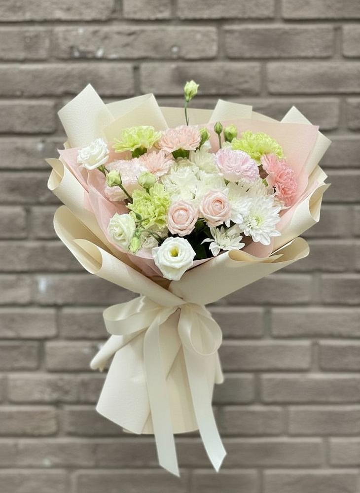 Букет цветов из: Гвоздики, Розы, Лизиантусы и Хризантемы в Хлопово