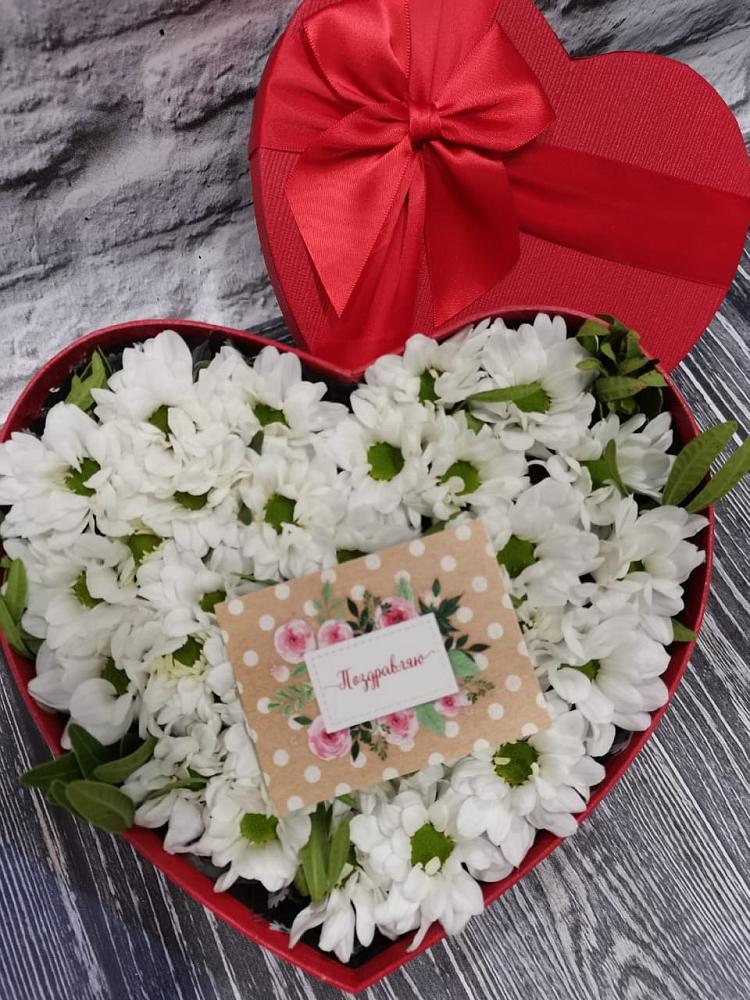 Цветочная композиция из Хризантемы в виде сердца в Хлопово