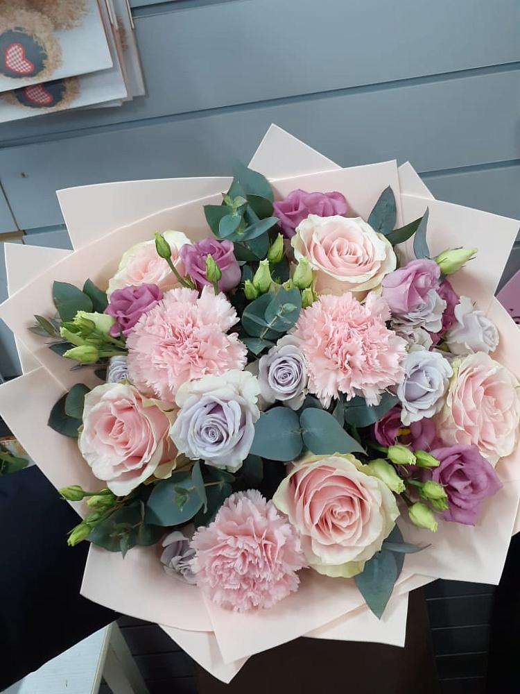 Букет цветов из: Розы, Гвоздики и Лизиантусы в Хлопово