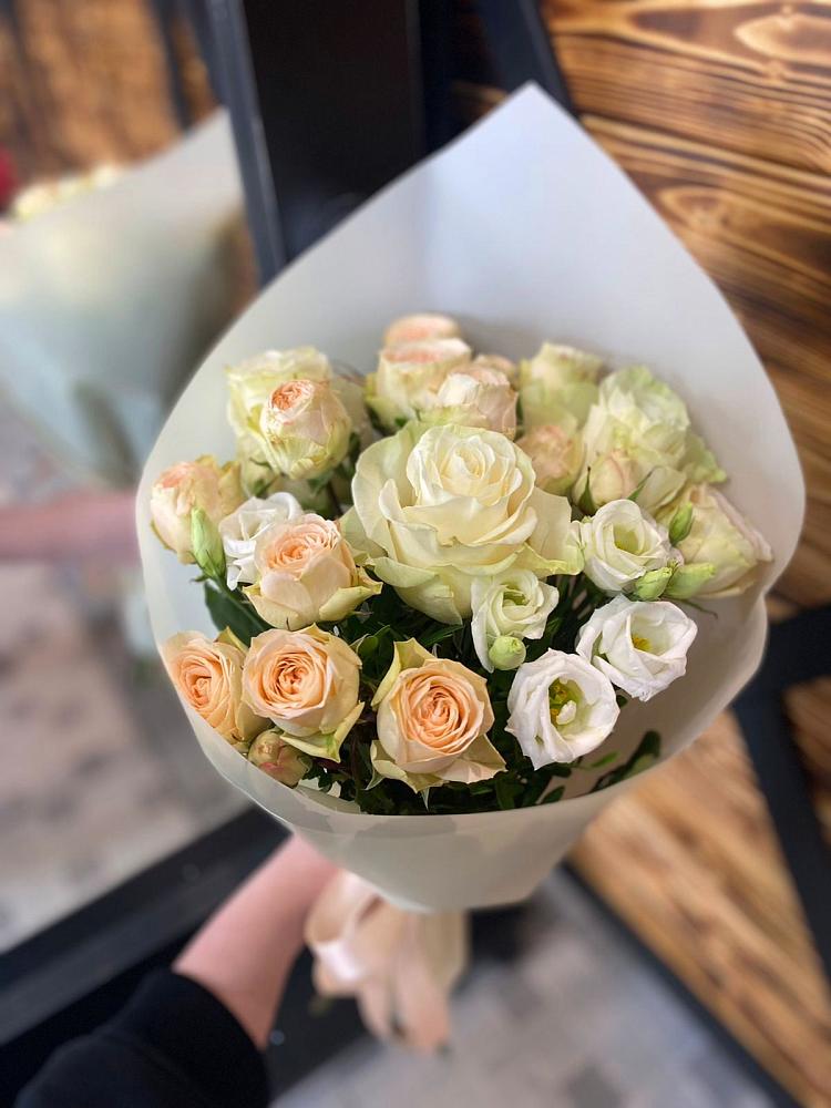 Букет цветов из: Розы и Лизиантусы в Хлопово